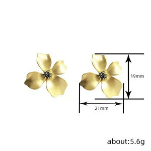 Pendientes de flor de lirio para mujer, diseño floral, accesorios para las orejas de uso diario - Product Image 6
