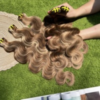 Cheveux brésiliens non traités en gros, ondulés # P4-27 Châtain foncé avec mèches blond miel, mèches de cheveux humains