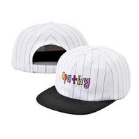 Casquette Snapback à Visière Plate Contrastante en Gros, Casquette Snapback à Rayures Fines, Logo Brodé Coloré Personnalisé, Casquette Snapback à Visière Plate Contrastante