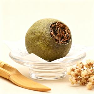 Teebauern sammeln direkt Yunnan Pu'er und Guangdong Xinhui Xiaoqing Orangen, um eine authentische Qualität zu gewährleisten. - Product Image 3
