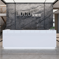 Réception de bureau de haute qualité, hôtel moderne, blanc de luxe, en forme de L