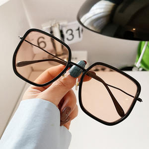 Gafas de Sol K5 7513 para Mujer, Montura Grande, UV400, Diseño Irregular, Transparentes con Lente Gris, Montura Negra, Tipo AC, Protección Solar 3 - Product Image 4