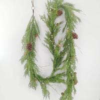 Guirlande de cyprès de 9 pieds en promotion pour décorations de Noël sur escalier