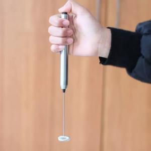 <span class=keywords><strong>Mousseur</strong></span> à lait électrique portatif 2-en-1 en acier inoxydable extra long et élégant pour femme - Product Image 3