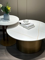 Table basse de style italien, luxe léger, grand plateau en marbre, structure en acier inoxydable, design minimaliste moderne pour le salon