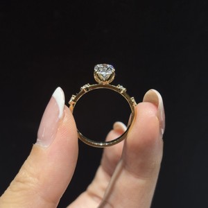 Anello di Fidanzamento e Matrimonio Personalizzato in Oro Massiccio 10k 14k 18k con Diamante Ovale Certificato IGI D VVS Coltivato in Laboratorio CVD/HPHT - Product Image 6