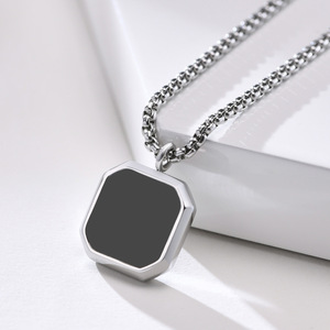 Collier pour homme en acier inoxydable plaqué argent imperméable, chaîne à maillons croisés, pendentif carré en époxy noir pour tenues quotidiennes - Product Image 3