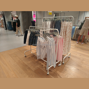 Espositore per Abbigliamento Kainice Personalizzato, Stand in Metallo Verniciato per Negozi di Abbigliamento e Boutique - Product Image 6