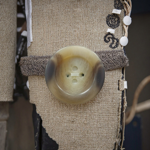 Nhà Máy Trực Tiếp Biểu Tượng Tùy Chỉnh <span class=keywords><strong>4</strong></span>-Lỗ Nút Retro Nhựa May Áo Gió Với Hình Chữ Nhật Mô Hình Đánh Bóng Kỹ Thuật - Product Image 1