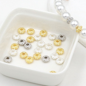 สร้อยข้อมือ/สร้อยคอ DIY ลายโคลเวอร์สี่แฉกแบบวินเทจเคลือบทอง 18K ขนาด 6 มม. พร้อมลูกปัดแบนกันชนแบบรักษาสี - Product Image 4