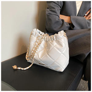 Niche Fashion Bags Factory Minimalist Diamond Lattice Crossbody Shoulder Bag Borsa Donna New Trendy Bucket Bag para mujeres Ladies - Product Image 6