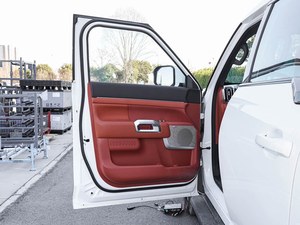 Véhicule utilitaire tout-terrain 4x4 essence/diesel pour le transport de marchandises, les aventures hors route et les voyages en famille - Product Image 6