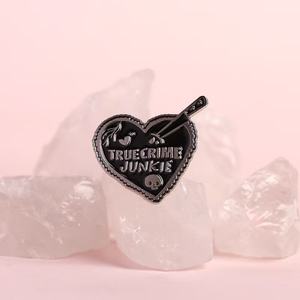 True Crime Junkie Heart Pin-Broche de aleación de diseño de texto de estilo punk para accesorios de atuendo únicos - Product Image 4
