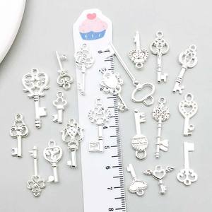 新款亮色电镀锌合金空心爱心钥匙系列吊坠DIY手机链手链项链配件 - Product Image 3