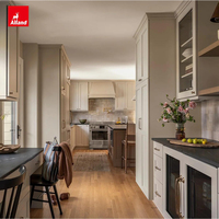 Armoires de cuisine Alland en bois massif, style Shaker, finition classique moderne, couleur taupe mat chaud, avec hotte intégrée