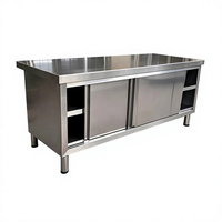 Plan de travail de cuisine commerciale en acier inoxydable épais avec armoire de rangement fermée, table de préparation alimentaire robuste, personnalisable