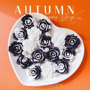 Venta al por mayor de cabujones de resina de flor de rosa coloridos con base plana para la fabricación de pendientes, accesorios DIY, lazos para el cabello y manualidades de joyería - Product Image 6