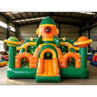 Château gonflable commercial en PVC avec toboggan, design astronaute, pour fêtes d'enfants, événements et locations de jeux.