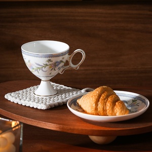 Französisches Gericht Relief Flower Vine Pattern Modernes Keramik Restaurant Tee tasse Set mit Gold Border Bone China Retro Kaffeetasse - Product Image 3