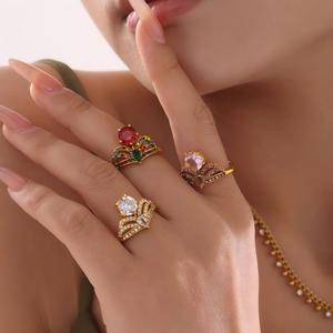 Anillo Ajustable de Acero Inoxidable con Baño de Oro PVD de 18K, Resistente al Agua, con Apertura Lateral de la Misteriosa Corona Grande - Product Image 1