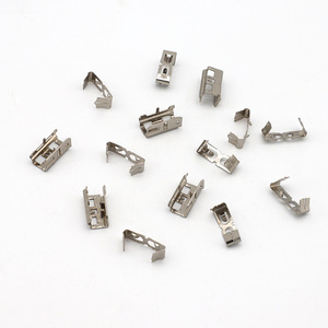 Pièces de quincaillerie métalliques estampées sur mesure : clips, serres, supports, fixations pour meubles, éclairage et articles ménagers - Product Image 2