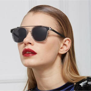 Gafas de Sol Qianai con Marco Transparente, Lentes Azules Reflectantes, Protección UV para Mujer, Diseño Ovalado Retro y Moderno - Product Image 3