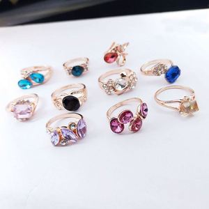 Lot en gros de bagues plaquées or avec cristaux pour femmes, bijoux colorés en strass et zircon, bagues de mariage vintage et tendance - Product Image 5