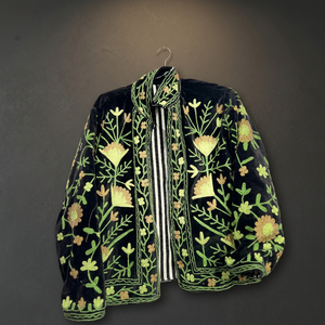 Veste bomber en velours noir Alif à col montant, motif floral brodé à la main, manches longues, élégante, pour femmes, automne, vente en gros - Product Image 3