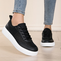 Nouvelles chaussures d'été décontractées en maille à semelle épaisse compensée, tendance, polyvalentes, tressées, respirantes, antidérapantes, style skate, petites chaussures blanches à plateforme.