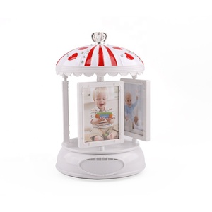 Quyến rũ xoay <span class=keywords><strong>Carousel</strong></span> hình dạng Trắng nhựa LED bé hình ảnh khung ảnh cho trang trí nội thất văn phòng tường tùy chỉnh kích thước Hộp Quà Tặng Logo - Product Image 1
