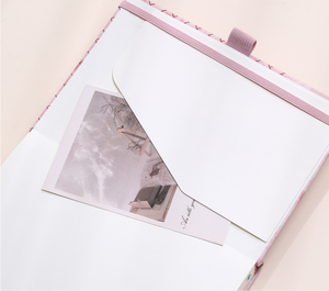 Carnet A5 en similicuir PU rigide avec logo personnalisé, élastique et attache pour stylo, pages indexées découpées et pochette en papier - Product Image 2