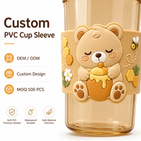 Manchon de bouteille en PVC moulé sur mesure OEM, motif ours mignon, manchon de tasse en silicone 3D gaufré personnalisé
