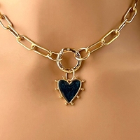 Collier à trombone plaqué or avec pendentif cœur en émail noir, fermoir à ressort en zircon cubique, NM42777