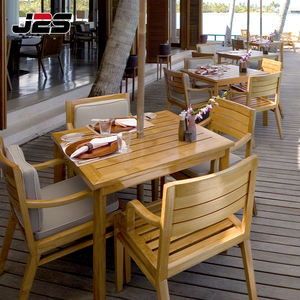 Set di Mobili da Esterno in Teak J2S, Sedie e Tavoli in Legno Massello con Foro per Ombrellone per Resort e Patio - Product Image 1