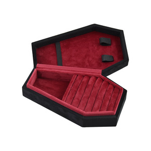 Boîte à bijoux hexagonale en velours faite à la main - Élégant organiseur de voyage pour colliers et bagues avec emballage cadeau à motif uni - Product Image 4