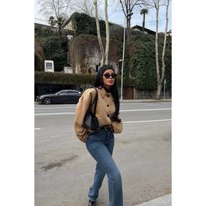 เสื้อแจ็คเก็ตผู้หญิงติดกระดุมสีแทน - Product Image 1