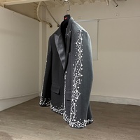 MOQ : 1 pièce |   Costume sur mesure : Haute couture française, col en satin noir, motif géométrique, orné de perles