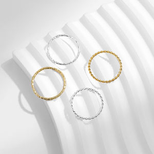 Anelli Impilabili da Donna in <span class=keywords><strong>Argento</strong></span> Sterling 925 di Tendenza Semplice Torsione Irregolare con Texture Stagnola Curva a <span class=keywords><strong>Onda</strong></span> e Finitura Glitterata - Product Image 6