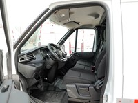 Fourgonnette Commerciale JMC Fushun 2025 à Conduite à Gauche 2.0T 6MT à Empattement Court, Toit Plat, pour Transport de Marchandises et de Passagers