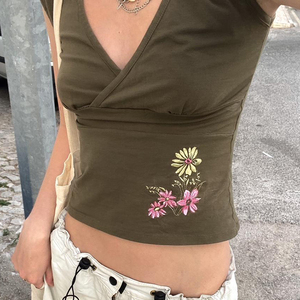 Camiseta de punto con cuello en V de inspiración retro, transpirable, con estampado floral bordado sobre color liso, manga corta comprimida, corte ajustado. - Product Image 4