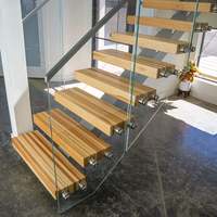 Escaliers préfabriqués à poutre mono escaliers centraux à longeron simple avec balustrade en verre, rail en bois supérieur et goupilles d'écartement