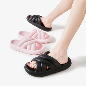 Sandalias de plataforma EVA cálidas de invierno para mujer con correa cruzada, antideslizantes, con puntera de acero y suela gruesa, tipo zueco y pantufla para piscina y baño - Product Image 1