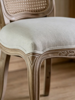 Chaise de salle à manger en bois massif sculpté style rustique, dossier en rotin tressé, coussin en tissu beige, pieds cabriole courbés, mobilier de maison