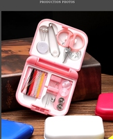 Ensemble de sac à aiguilles et de fils de voyage miniature portable, outils de couture pliables pratiques avec mini boîte à aiguilles et fils pour une utilisation à domicile et en déplacement