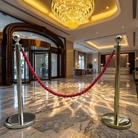 Chinesische Fabrikproduktion: Verkehrsförderungs- und Menschenlenkungsstangen mit rotem Teppich und Samtseil für Hotels, Eingänge und Warteschlangen