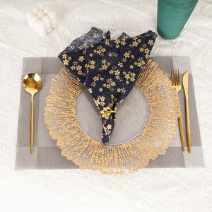 Assiettes de présentation en <span class=keywords><strong>plastique</strong></span> <span class=keywords><strong>transparent</strong></span> de luxe, motif flocon de neige récif doré, 13 pouces, pour décoration de table, vente en gros personnalisée - Product Image 2