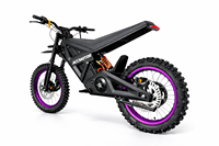 Propulsé par un moteur de 12 kW en crête et des cellules 84 V/25 Ah 50S, vitesse maximale de 80 km/h avec démarrage NFC, marche arrière et protections de sécurité étanches IP67.