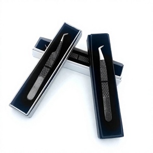 Pince à cils de marque privée, pointe argentée et revêtement noir, emballage en boîte cartonnée blanche/noire/argentée - Product Image 3