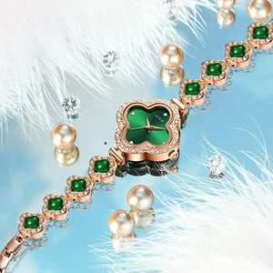 Vente en <span class=keywords><strong>gros</strong></span> de montres-bracelets en acrylique pour femmes à motif trèfle à quatre feuilles, cadran de 30 mm, résistantes à l'eau, 6812 - Product Image 1