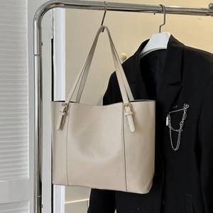 Bolso de fieltro de moda nueva para el verano 2026 con tres correas, diseño de cocodrilo abierto y empalmes, bolso cruzado para mujer, compatible con modelos madre-hija. - Product Image 4